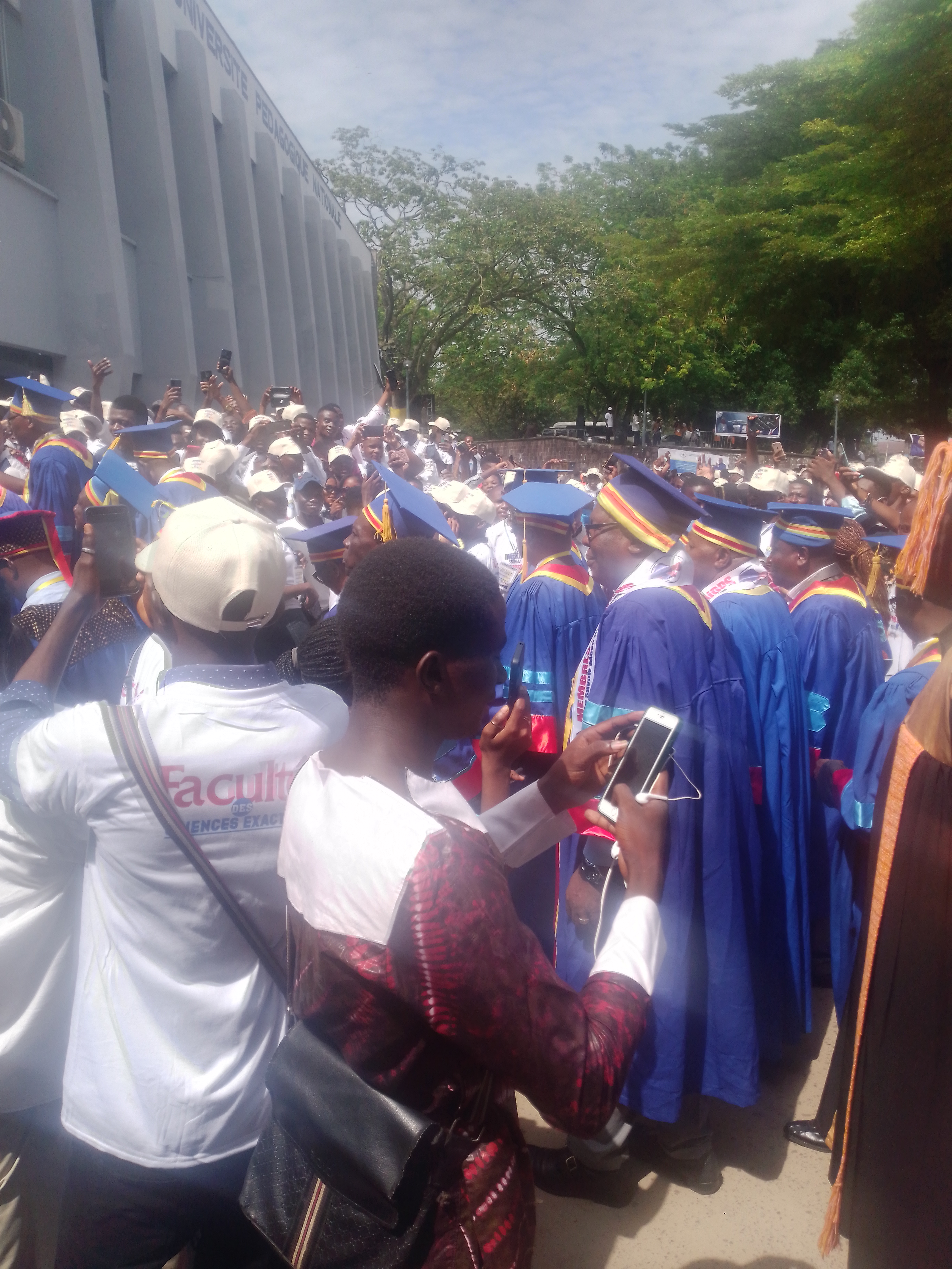 Kinshasa, les professeurs de l'université Pédagogique Nationale entourés des étudiants, mercredi 03 mai 2023.
