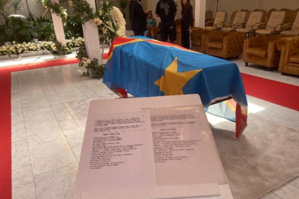 La relique de Patrice Lumumba contenue dans un cercueil en Belgique, lors de la restitution lundi 20 juin 2022.