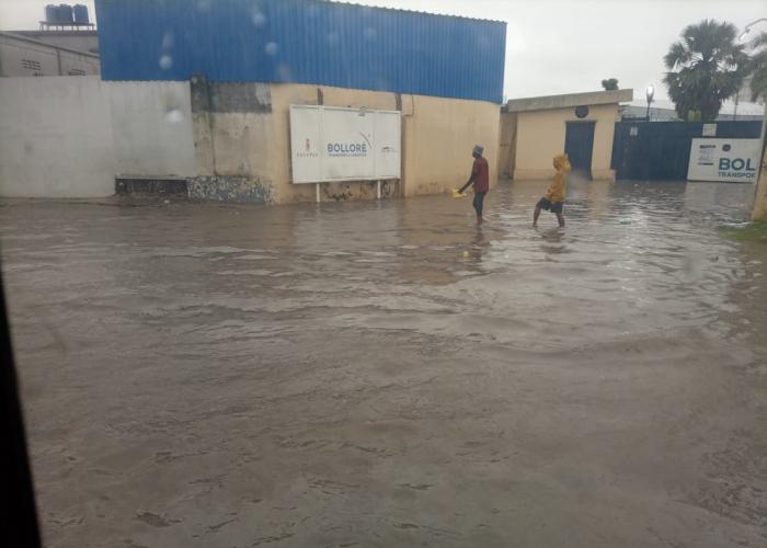 Inondation sur la route poids lourds, devant la société Bolloré, après la pluie abattue vendredi 15 avril à Kinshasa.