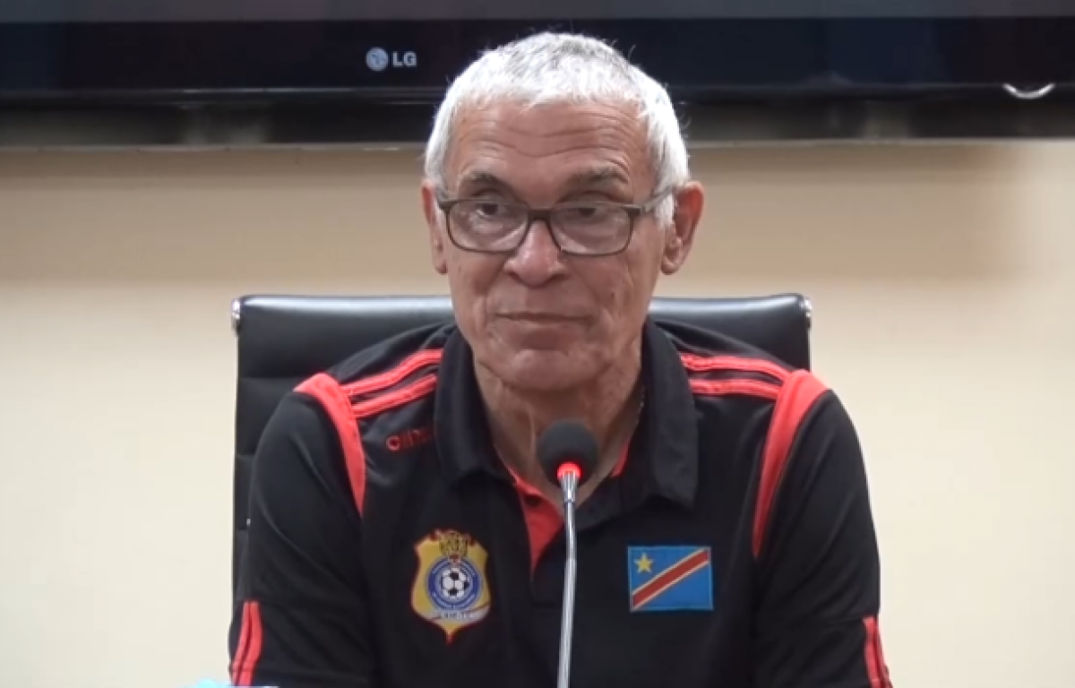 Le sélectionneur des Léopards Héctor Raúl Cúper en conférence de presse d’avant-match contre le Bénin. 