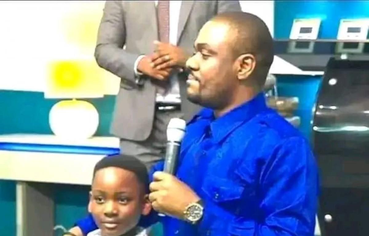 Le pasteur Mike Kalambay lors de la présentation officielle de ses deux enfants à l'église « Dans sa présence church » à Kinshasa