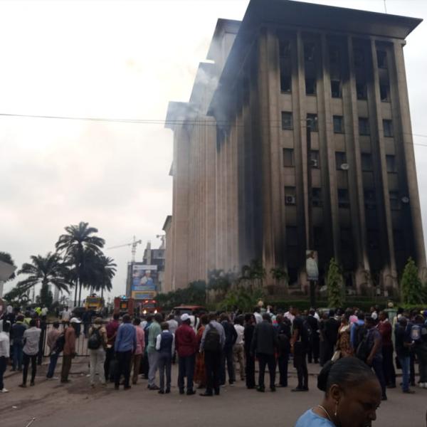 Immeuble ONATRA à Gombe, après le feu qui s'est déclaré dans la nuit de ce lundi 25 juillet 2022. Photo. Michée Lutete