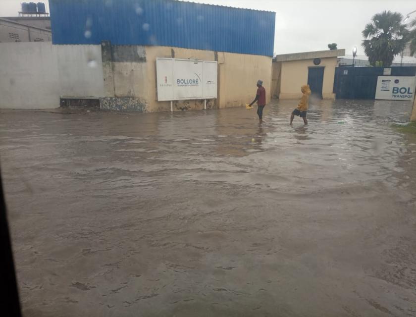 Inondation sur la route poids lourds, devant la société Bolloré, après la pluie abattue vendredi 15 avril à Kinshasa.