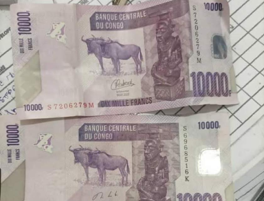 Des billets de 10.000FC avec la signature de Chantal Kabedi, la nouvelle Gouverneure de la Banque centrale du Congo pour la première et l'ancien billet avec la signature de son prédécesseur Déogracias Mutombo.