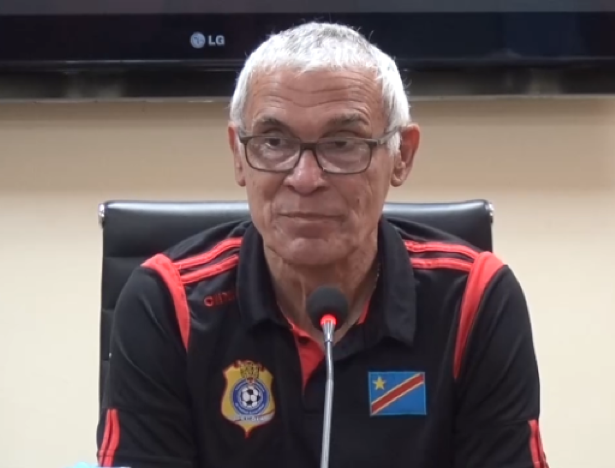 Le sélectionneur des Léopards Héctor Raúl Cúper en conférence de presse d’avant-match contre le Bénin. 