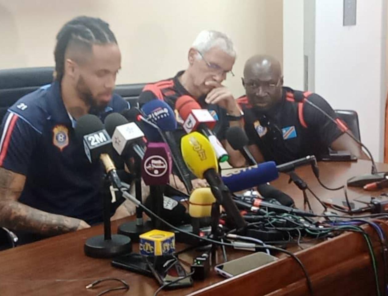 Hector Cúper et Théo Bongonda en conférence de presse avant match RDC-Maroc à Kinshasa.